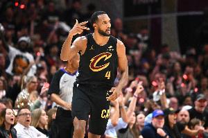 不止做DPOY！队记：莫布里今夏提升了跳投技术 控球&amp;终结也有增强