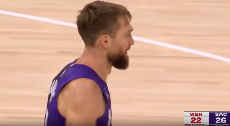 开云APP下载-状态真好！小萨篮下虚晃上篮拿到回归首分 又反击妙传阿丘瓦暴扣