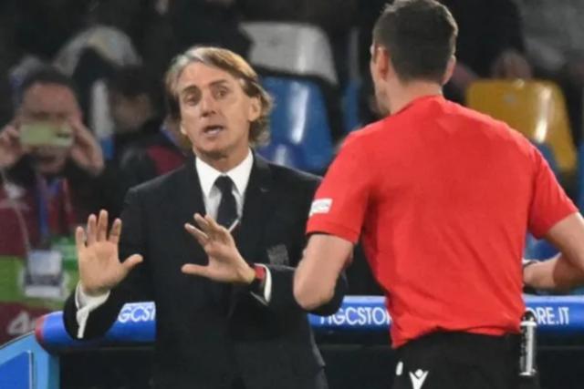 开云APP下载-曼奇尼解释辞职原因，炮轰意大利足协主席