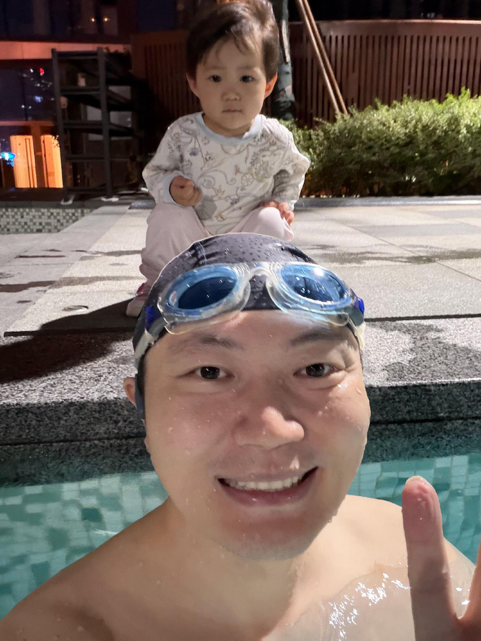 开云体育-女儿提桶持水枪守护游泳父亲|段子手|小桶_新浪体育_新浪新闻